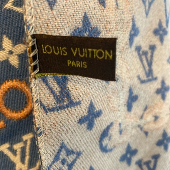 Louis Vuitton Monogram Wrap/Shawl, OS - Picture 3 of 9